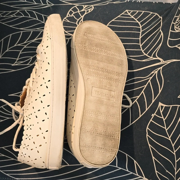Torrid White Faux Leather Laser Cutout Sneakers Size 11 Wide - Picture 5 of 9